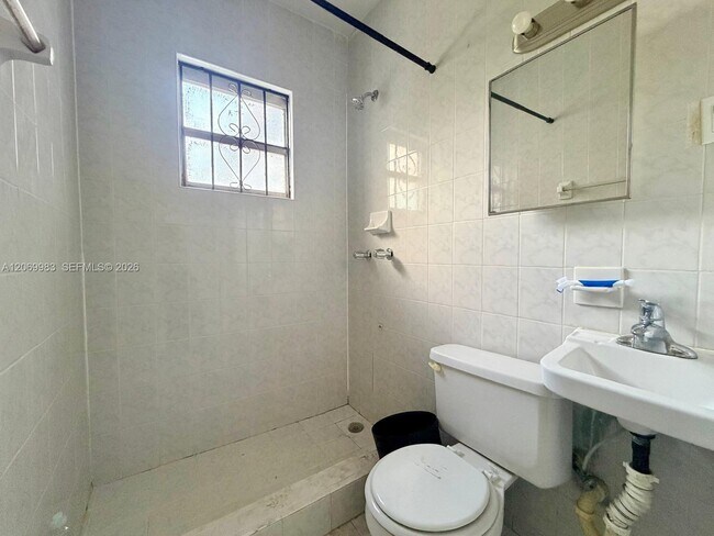Foto del edificio - 1060 NW 116th St