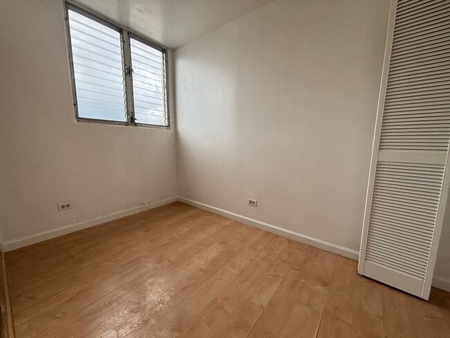 Building Photo - AVAILABLE NOW! 2 BED 1 BATH 1 COVERED PARK...
