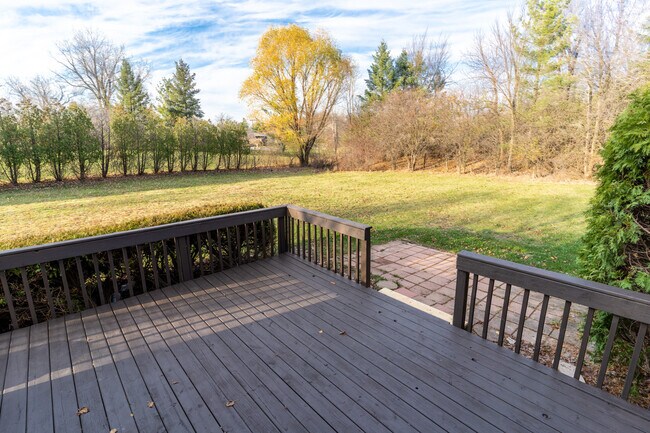 Building Photo - 2521 Woodmeadow Dr SE