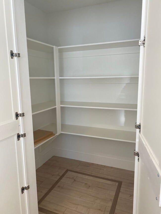 Building Photo - 3 bed 1 additional office space and 2.5 ba...