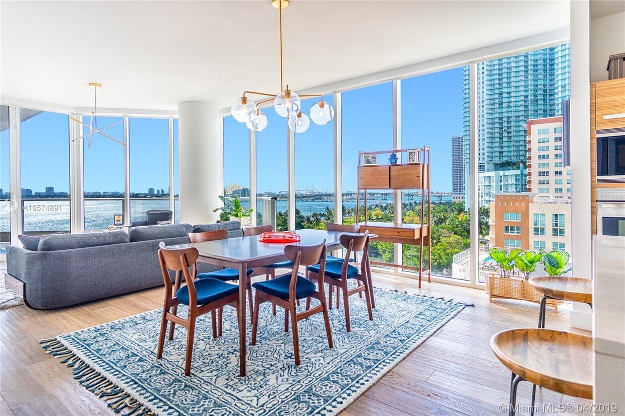 Primary Photo - 2020 N Bayshore Dr