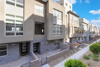 Building Photo - 667 Grey Saker St