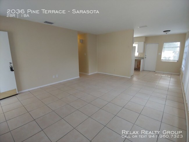 Building Photo - 2036 Pine Terrace
