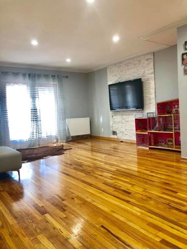 Foto del edificio - 2458 E 14th St