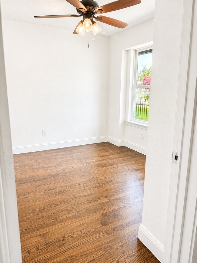 Building Photo - 2614 Tolosa Dr