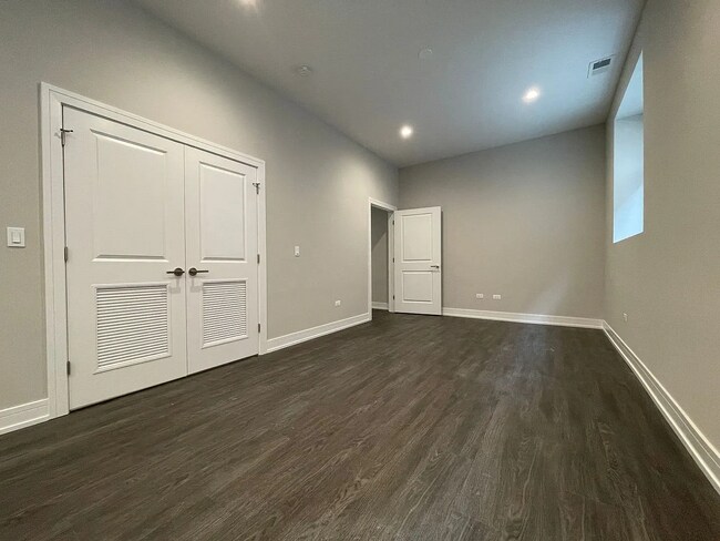 Building Photo - 1730 W. Greenleaf Ave