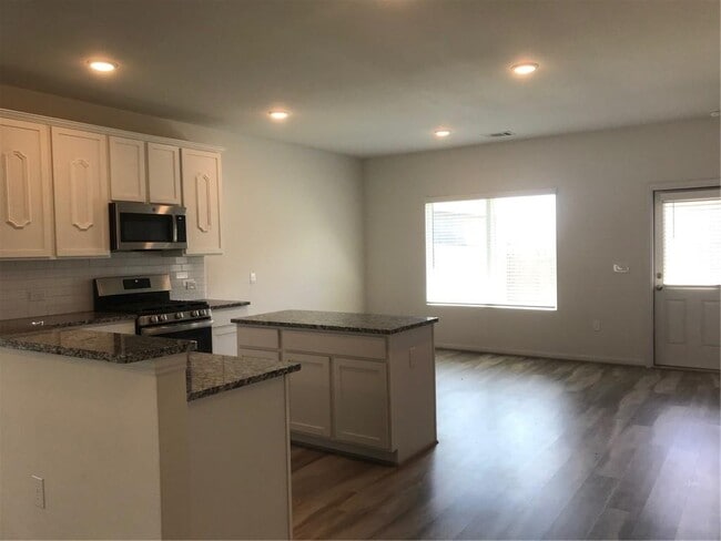 Building Photo - 302 Eagle Lake Dr