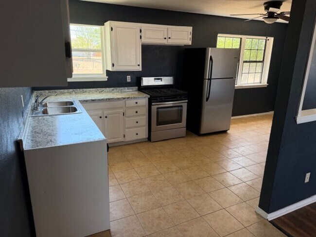 Foto del edificio - CALL FOR MOVE IN SPECIAL!!! Room for Everyone! Charming 4-Bed 1.5 Bath