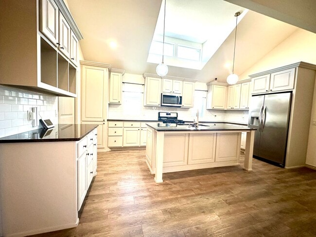 Foto del edificio - 4Bed/2Bath Available with a fireplace!