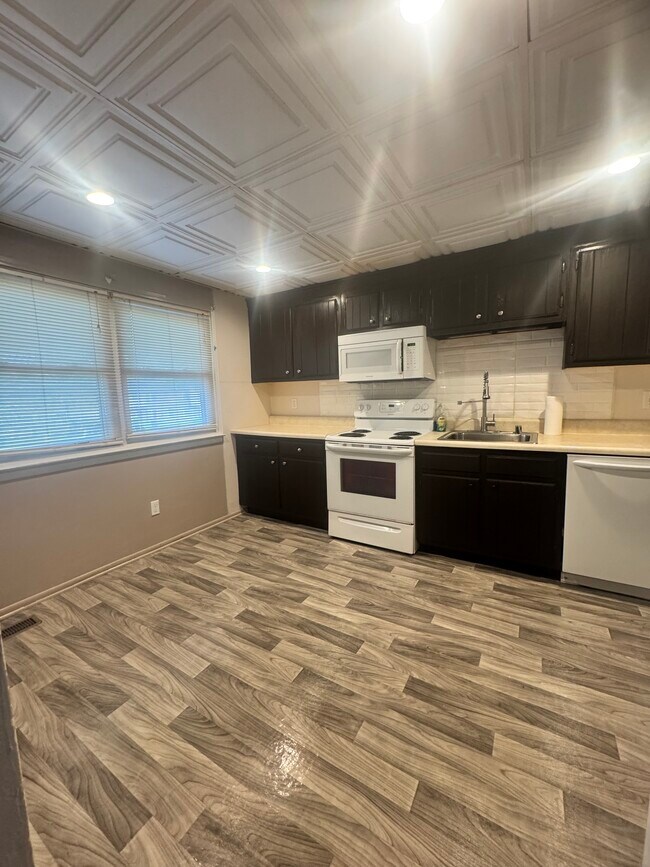 Foto del edificio - 570 Jamestown Ct