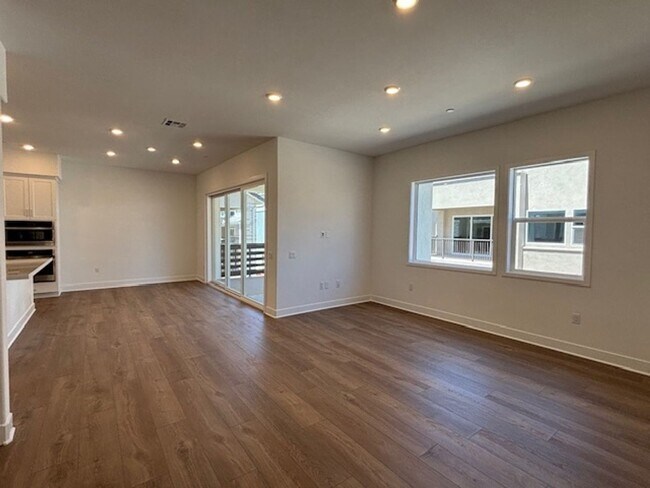 Building Photo - Stunning 4BR and office space for WAH in I...