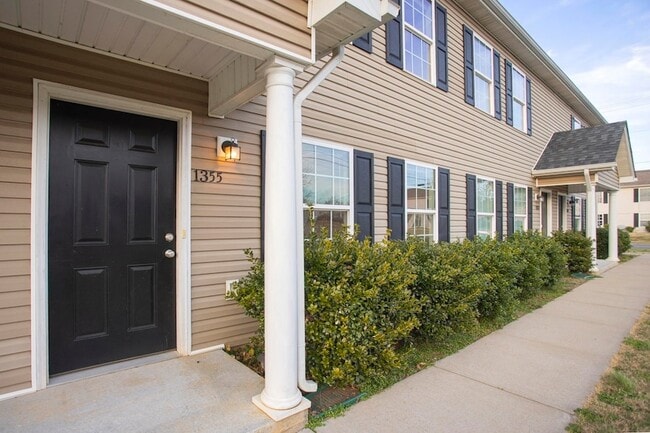 Foto del edificio - 1355 Macedonia Dr