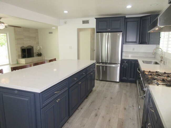 Foto del edificio - Beautifully updated Porter Ranch 3bed / 2 bath Home on Canby