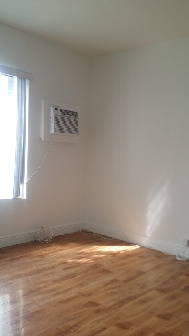 Foto del edificio - 8420 Byron Ave