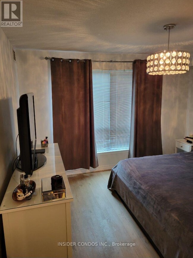 Photo du bâtiment - 920-920 Sheppard Ave W