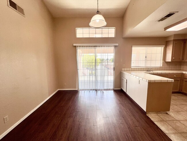 Building Photo - $1,695 Cedar & Nees, 2 Bedrooms - Villa Sa...
