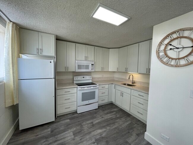 Foto del edificio - ROYAL TOWERS 2/1/1 sec, laundry, pool, bbq