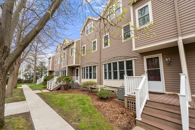 Foto del edificio - 6 Locust Ln