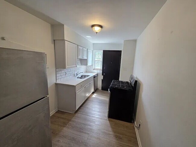 Foto del edificio - Renovated 1BD/1BA Apartment | Bexley Area | Hardwood Floors | Pets Welcome