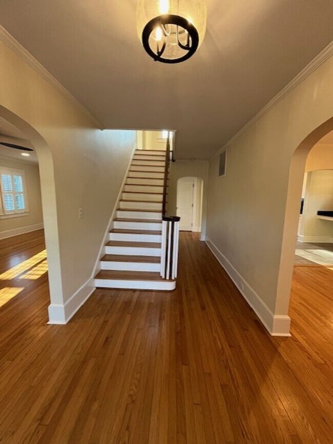 Foto del edificio - Beautifully Updated House in Forest Hills!