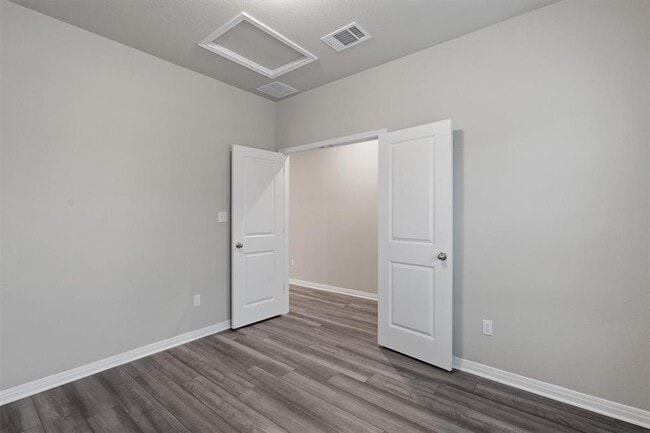 Building Photo - 528 Loriner Wy