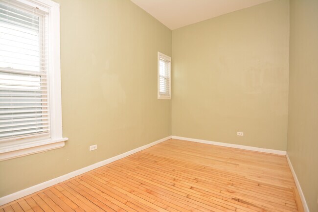 Building Photo - 1635 N Maplewood Ave