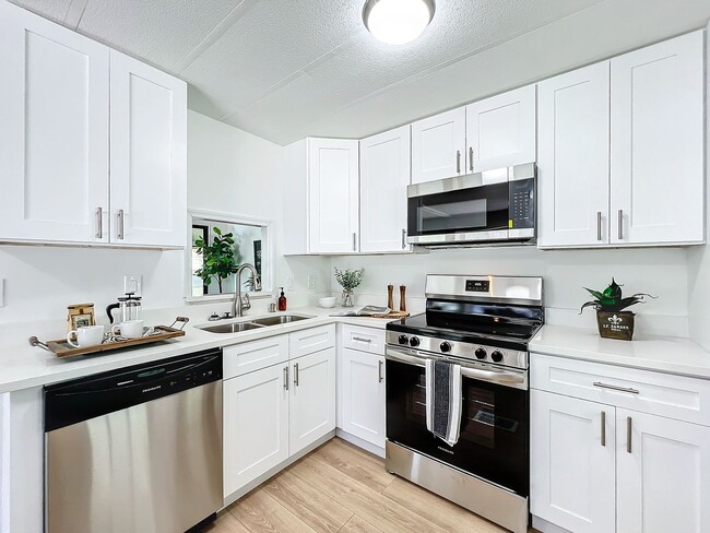Building Photo - Gorgeous fully remodeled 2-Bedroom, 2 Bath...