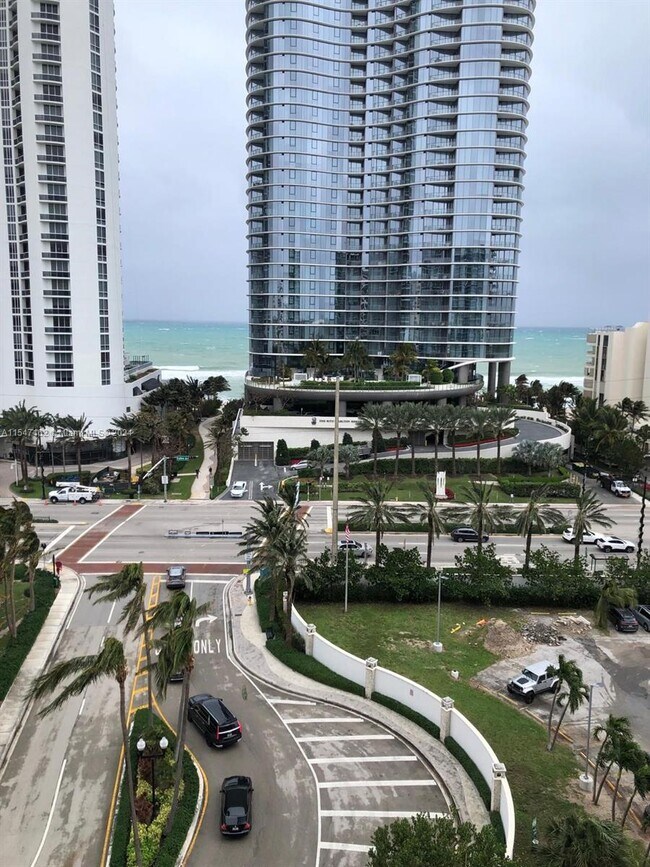 Foto del edificio - 100 Bayview Dr