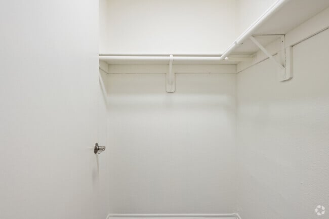 2 habitaciones, 2 baños - 900 pies cuadrados - Vestidor - Campus Crossing Apartments - Northridge