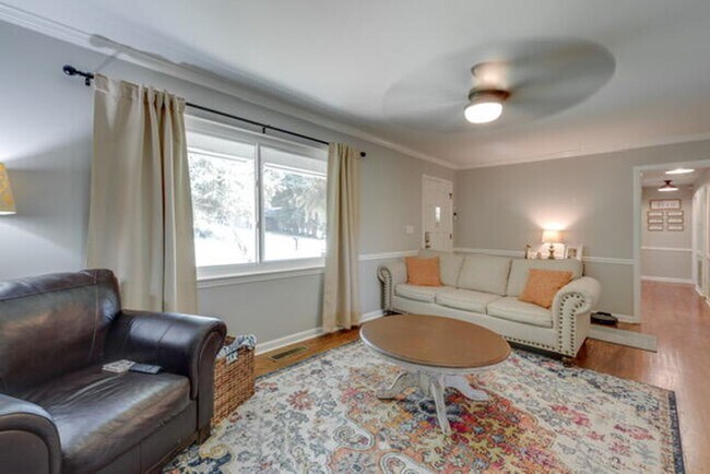 Foto del edificio - BEAUTIFUL 3 bedroom Lookout Valley home!