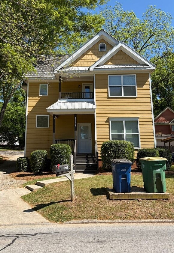 4 Bedroom Downtown Beauty! - 4 Bedroom Downtown Beauty!