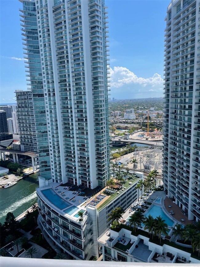 Foto del edificio - 350 S Miami Ave