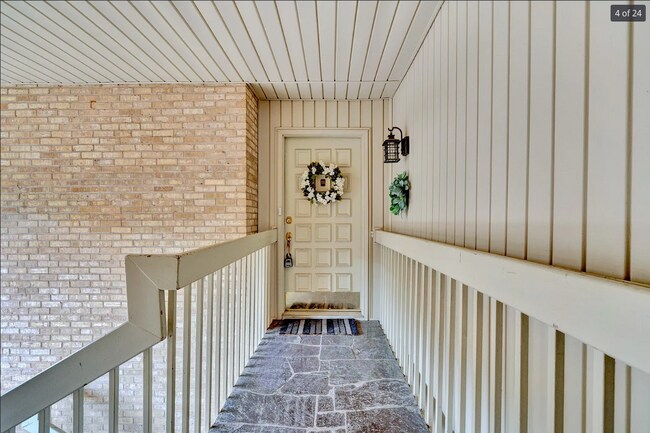 Entrada - 5260 Crossbow Cir