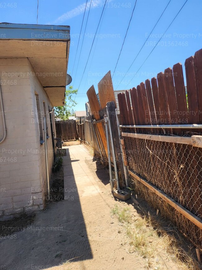 Building Photo - 1 bedroom 1 bathroom  back house with a pr...