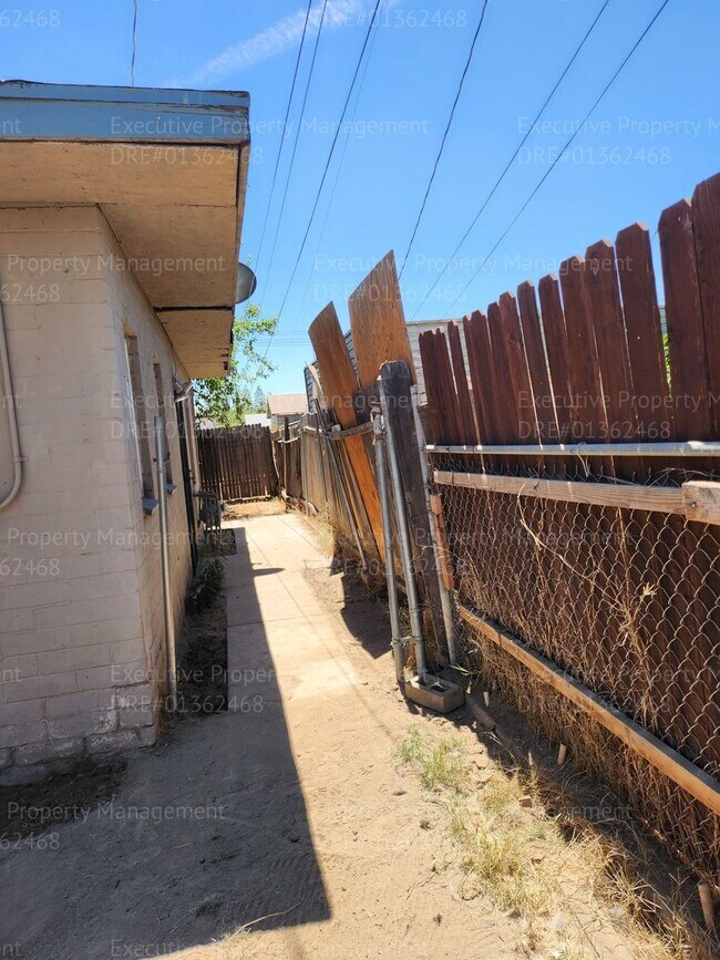 Foto del edificio - 1 bedroom 1 bathroom  back house with a pr...