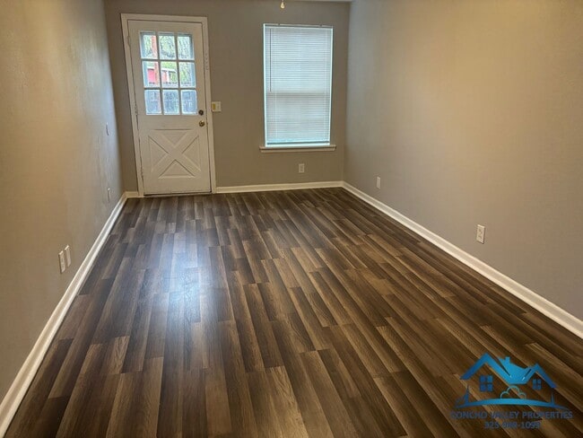 Foto del edificio - For Rent - 1 Bed/ 1 Bath Garage Apt - 1418 1/2 S Van Buren