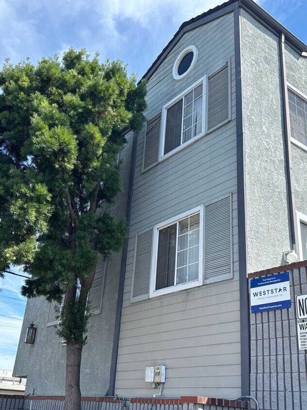 Foto principal - 2 Bedroom 1.5 Bath Townhome with Attached ...