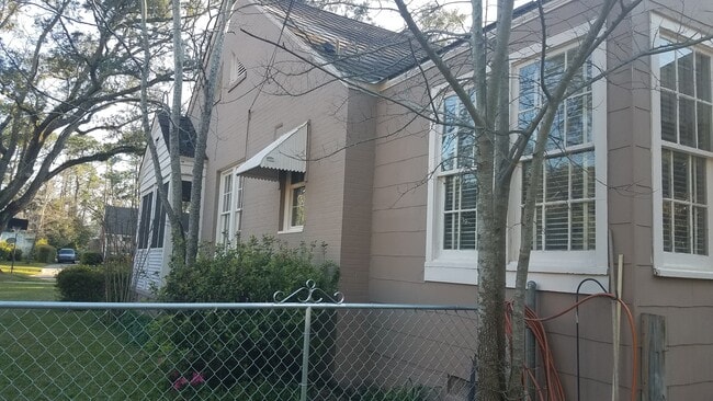 Building Photo - 817 W 1st Ave