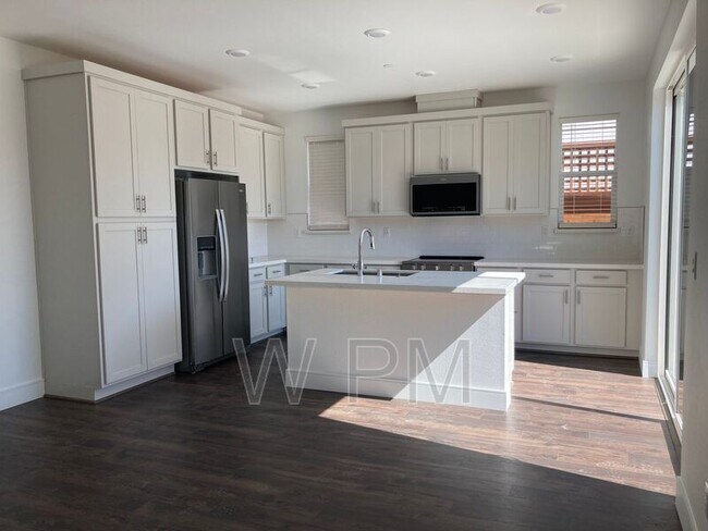 Building Photo - 2061 Santa Rosa Plaza