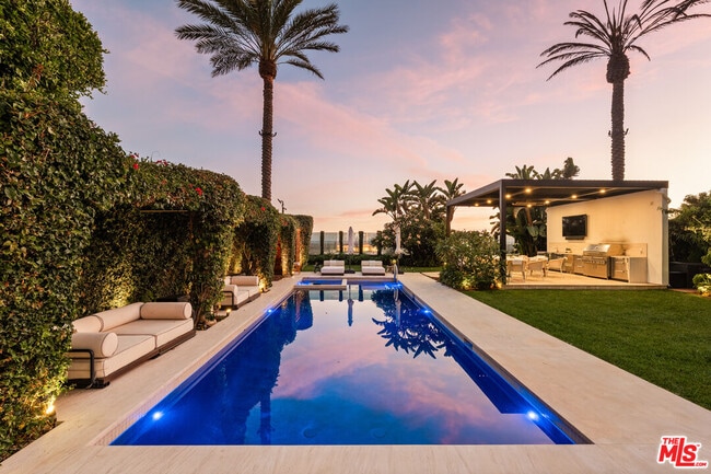 Foto del edificio - 972 Palisades Beach Rd