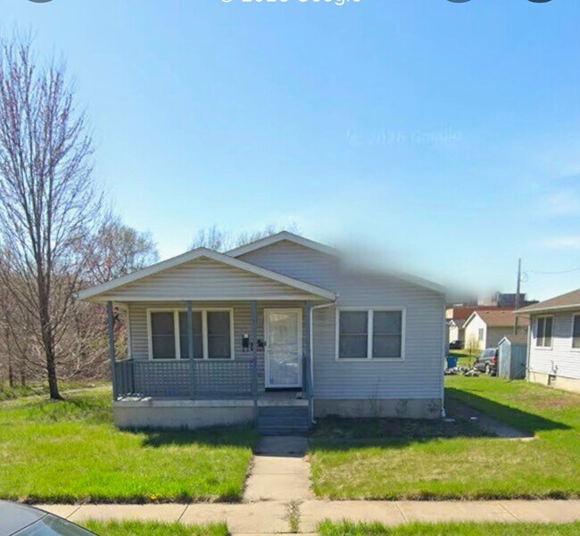 Foto del edificio - Very spacious 3 Bedrooms, 1 Bathroom Home