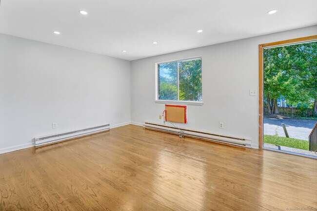 Foto del edificio - 387 Bucks Hl Rd