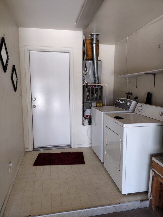 Garage - 10554 Maple Ave