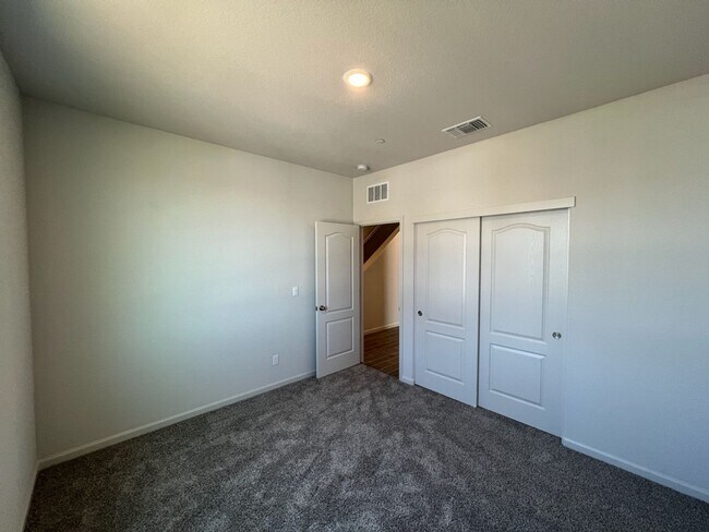 Foto del edificio - 4-bedroom two story plus a bonus loft!