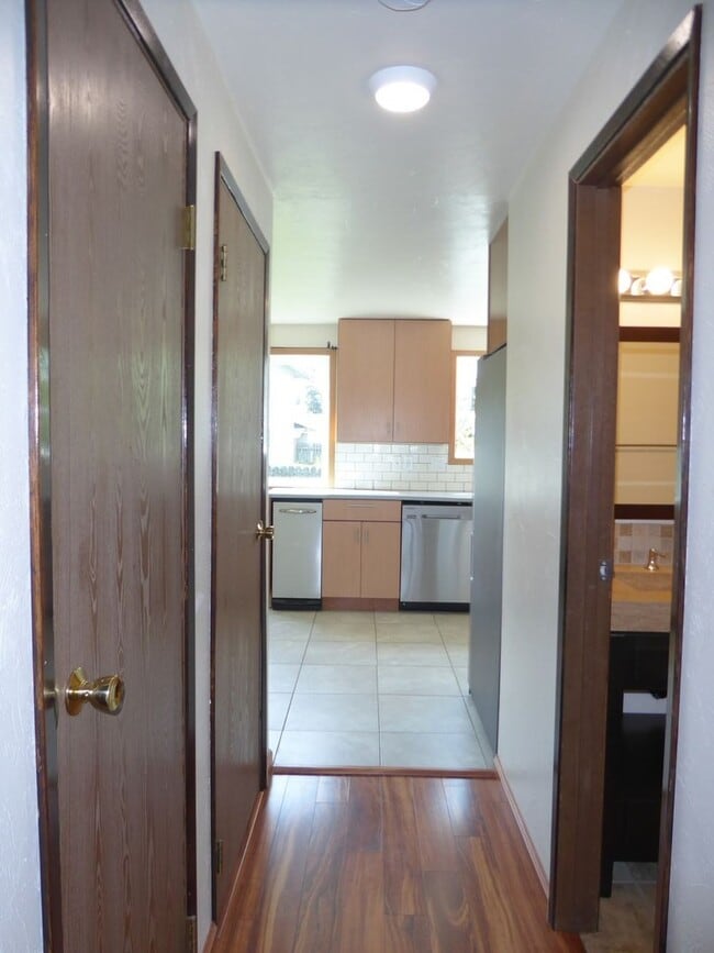 Building Photo - Pet Friendly Valley 2 story town home 2BD/...
