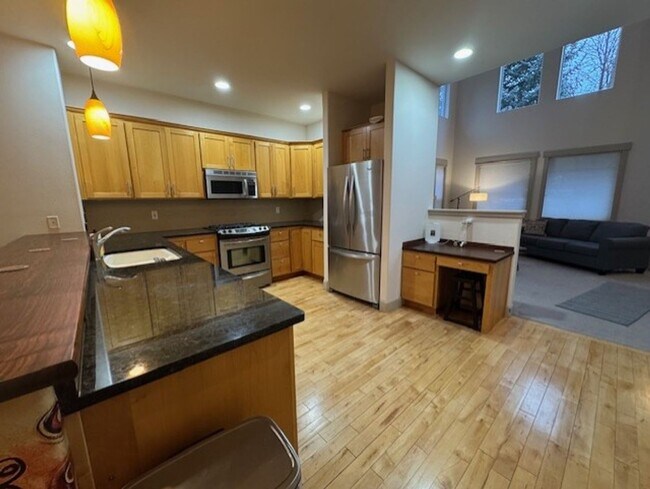 Building Photo - Partially furnished sort term  West Side Location