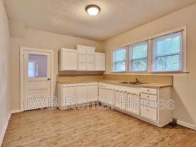 Building Photo - 849 Lynton St