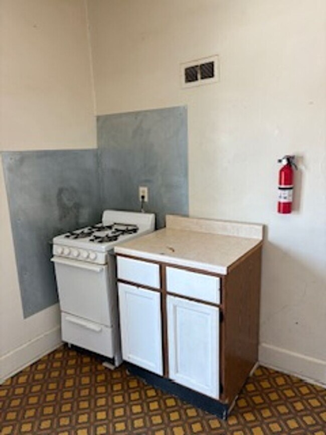 Building Photo - 305 1/2 Ricker St - Apt 3