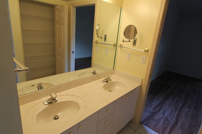 Foto del edificio - * * * 2 BEDS / 2 BATH Annual Unfurnished - RELAXING VILLA WITH PEACEFUL LANAI * * * NEW PHOTOS CO...