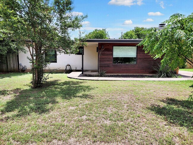 Foto del edificio - Inviting 3BD/1BA Home with Large Yard and ...
